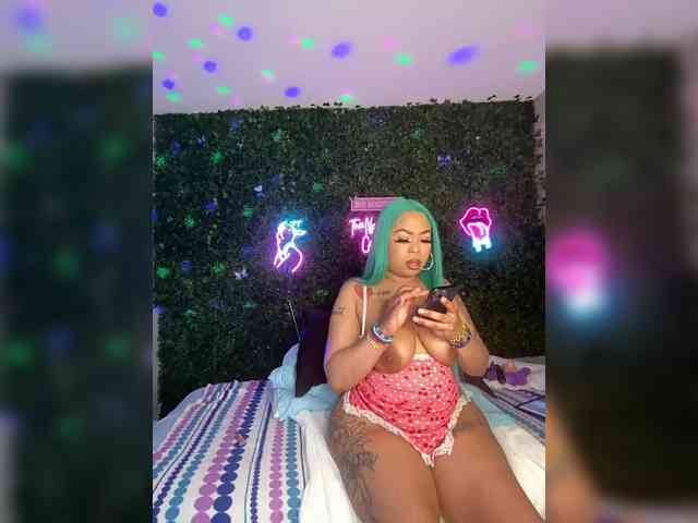 SarenaSoThick webcam