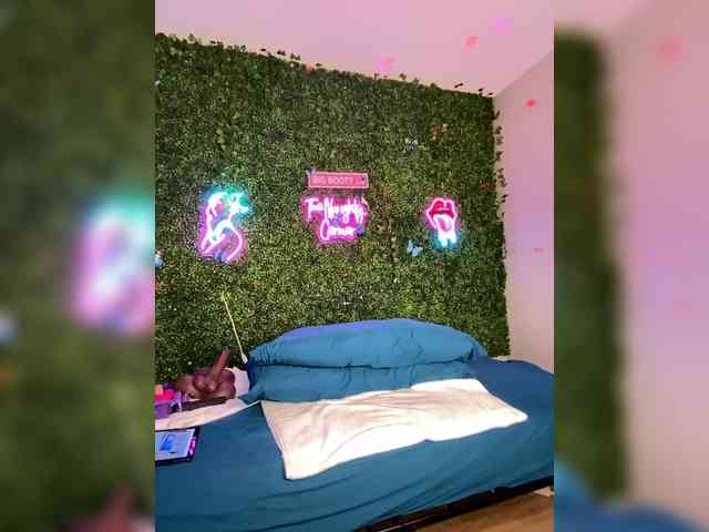 SarenaSoThick webcam