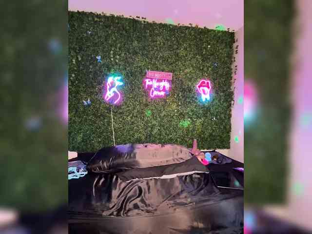 SarenaSoThick webcam