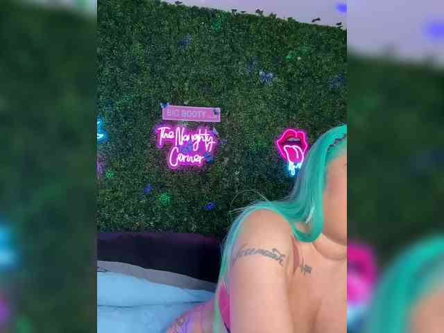 SarenaSoThick webcam