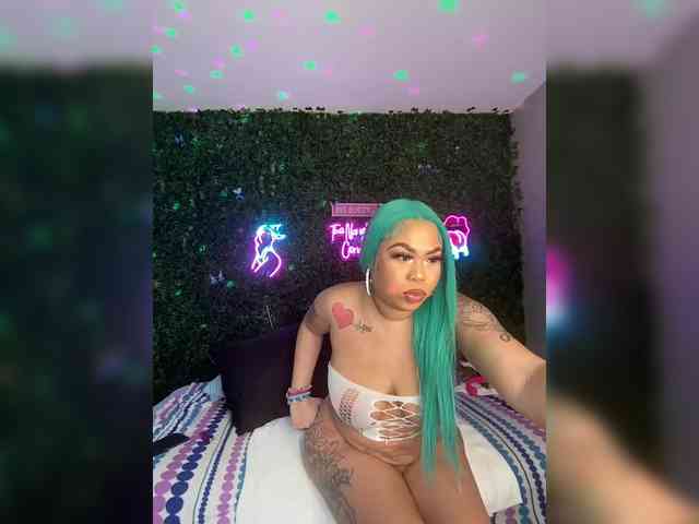 SarenaSoThick webcam