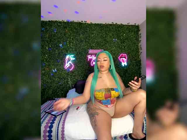 SarenaSoThick webcam