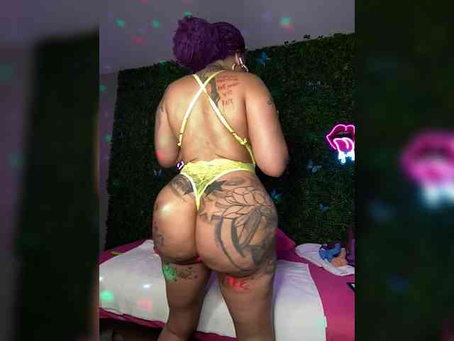 SarenaSoThick webcam