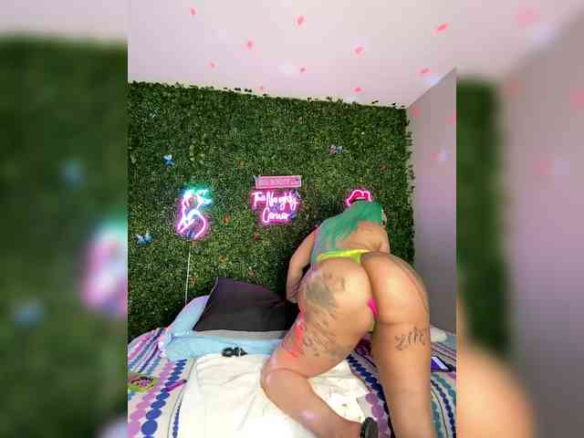 SarenaSoThick webcam