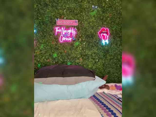 SarenaSoThick webcam