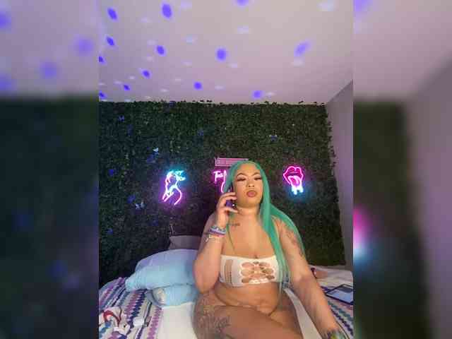 SarenaSoThick webcam