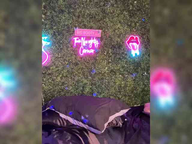 SarenaSoThick webcam