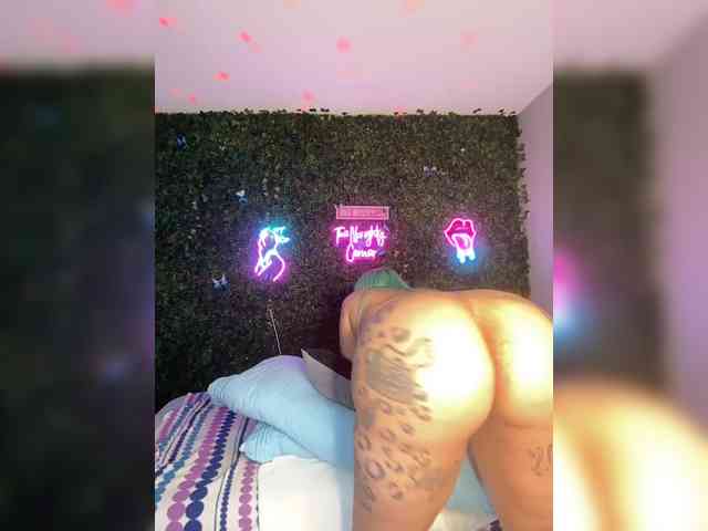 SarenaSoThick webcam