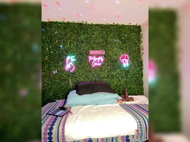 SarenaSoThick webcam