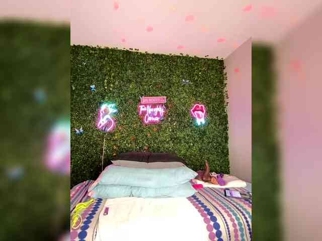 SarenaSoThick webcam