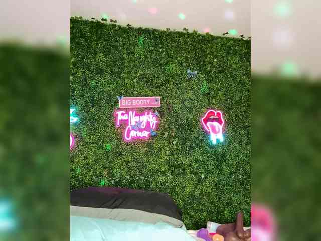 SarenaSoThick webcam