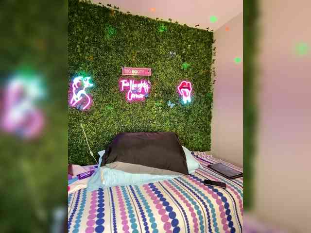 SarenaSoThick webcam