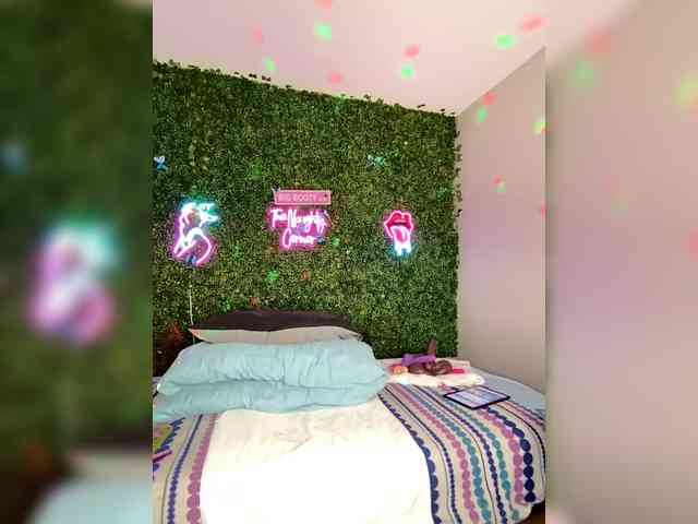 SarenaSoThick webcam