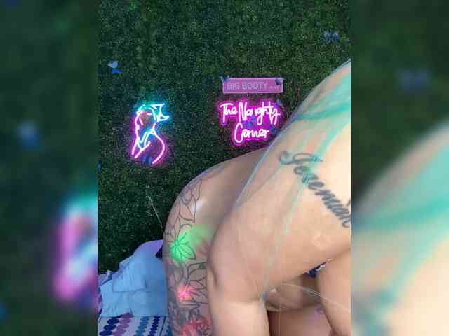 SarenaSoThick webcam