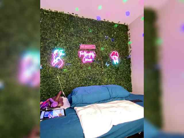 SarenaSoThick webcam