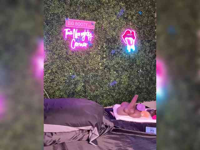 SarenaSoThick webcam