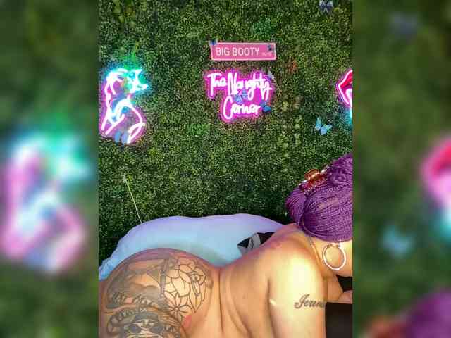 SarenaSoThick webcam