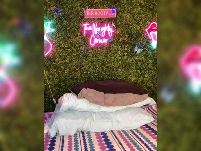 SarenaSoThick webcam