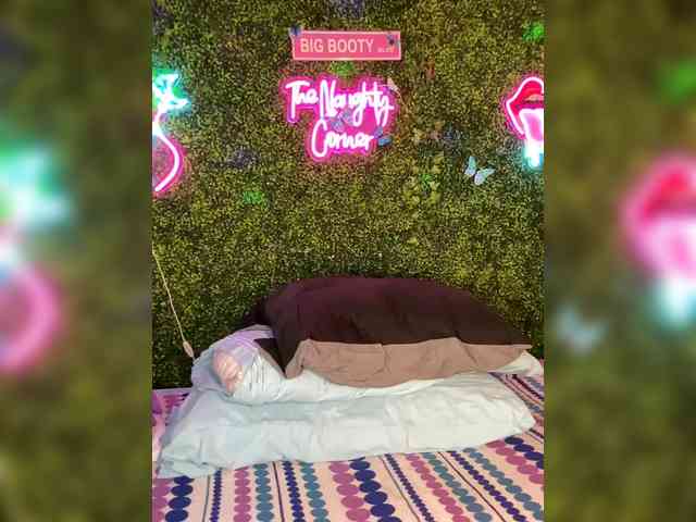 SarenaSoThick webcam