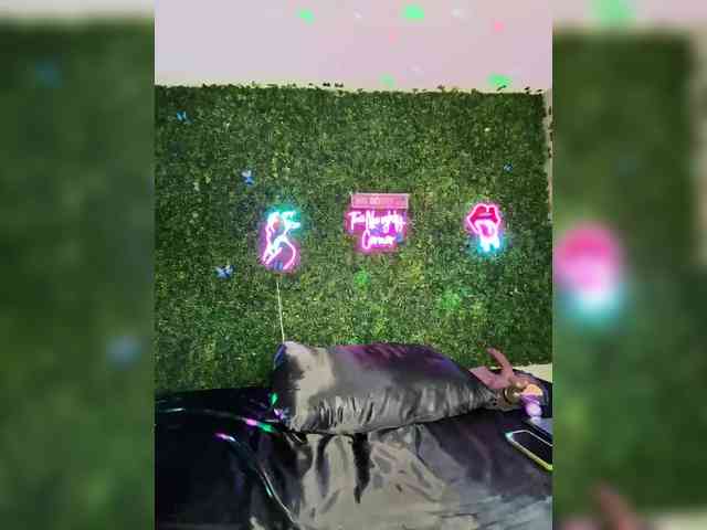 SarenaSoThick webcam