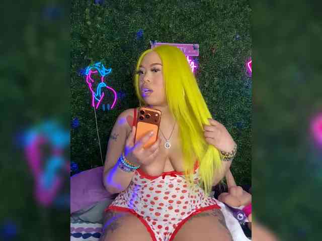 SarenaSoThick webcam