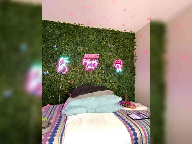 SarenaSoThick webcam