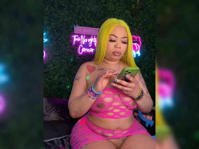 SarenaSoThick webcam