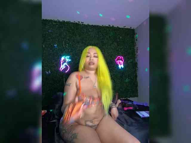 SarenaSoThick webcam