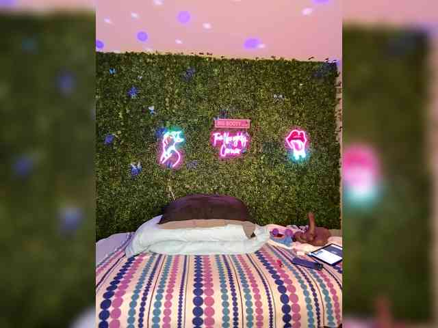 SarenaSoThick webcam