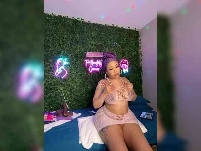 SarenaSoThick webcam