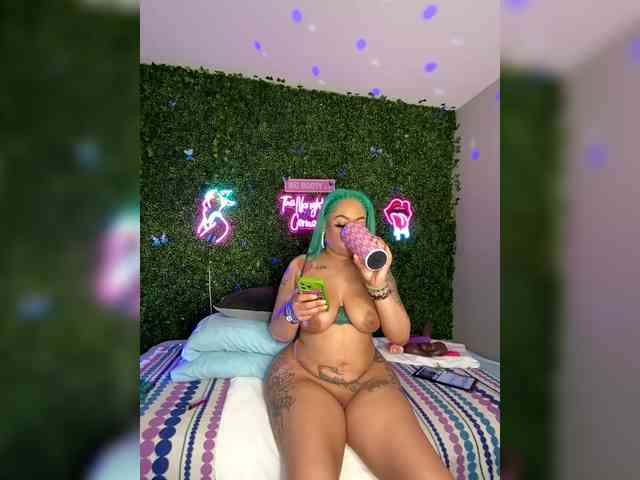 SarenaSoThick webcam