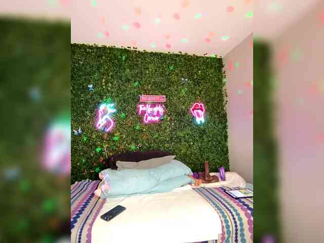 SarenaSoThick webcam