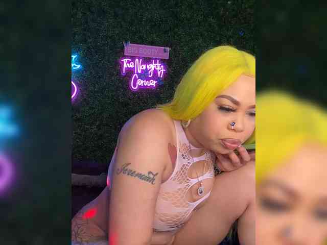 SarenaSoThick webcam