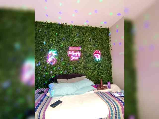 SarenaSoThick webcam