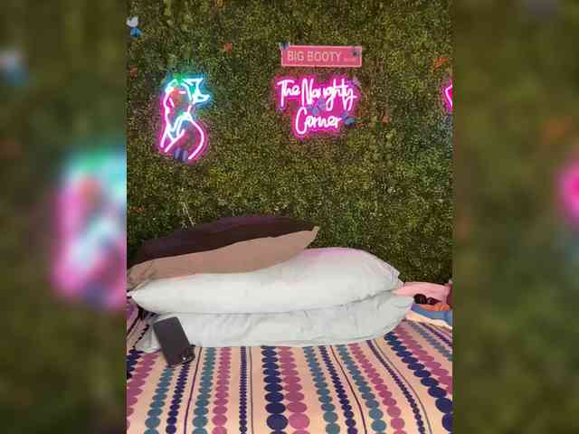 SarenaSoThick webcam