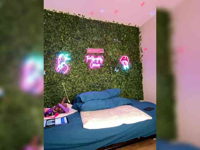 SarenaSoThick webcam