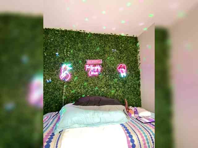 SarenaSoThick webcam