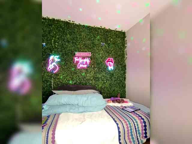 SarenaSoThick webcam