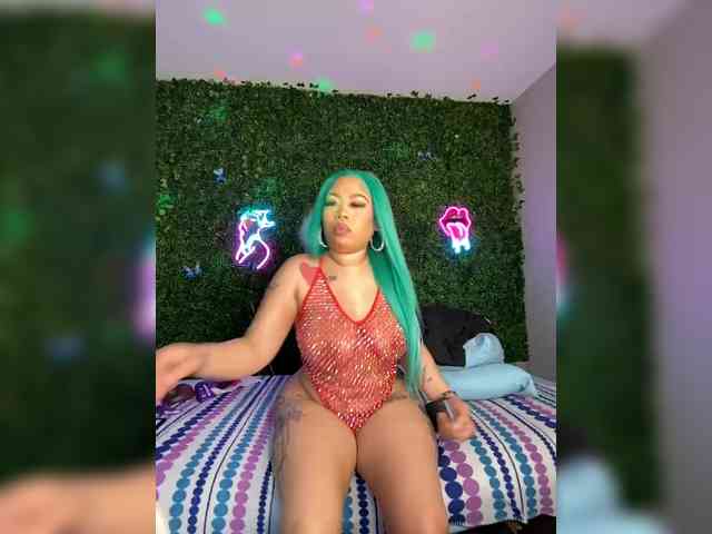 SarenaSoThick webcam