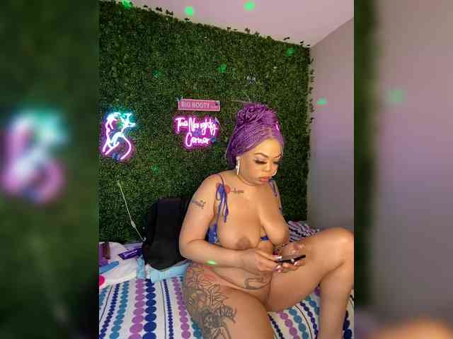 SarenaSoThick webcam