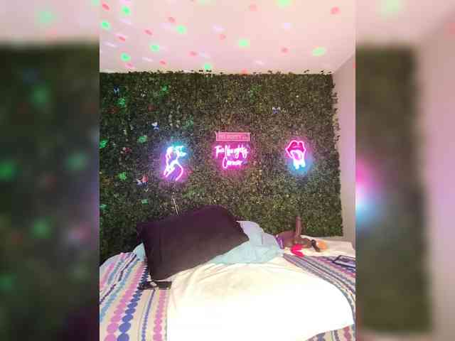 SarenaSoThick webcam