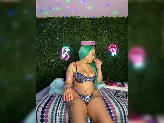 SarenaSoThick webcam