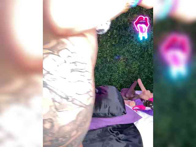 SarenaSoThick webcam