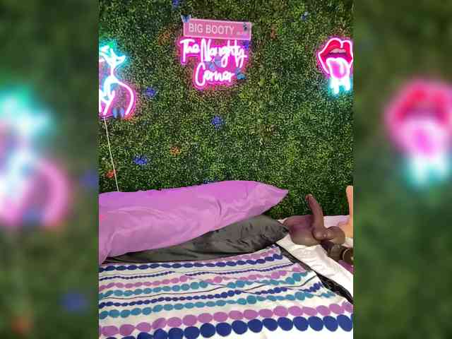 SarenaSoThick webcam