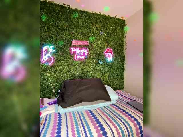 SarenaSoThick webcam