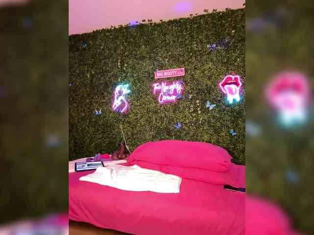 SarenaSoThick webcam