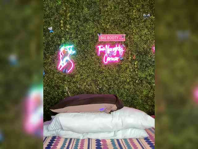 SarenaSoThick webcam