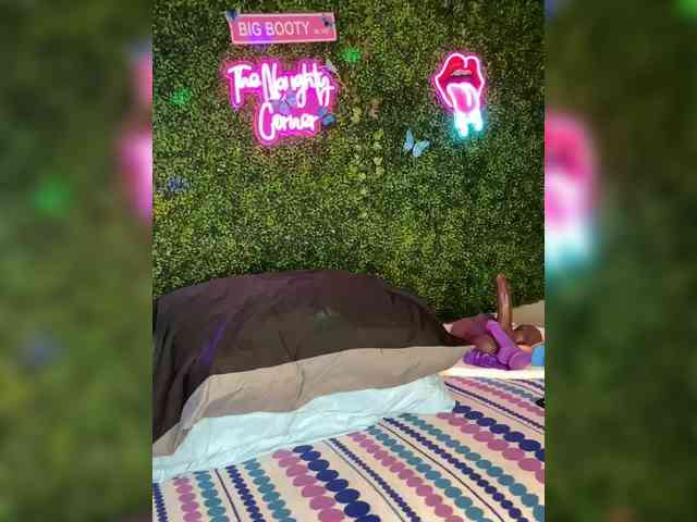 SarenaSoThick webcam