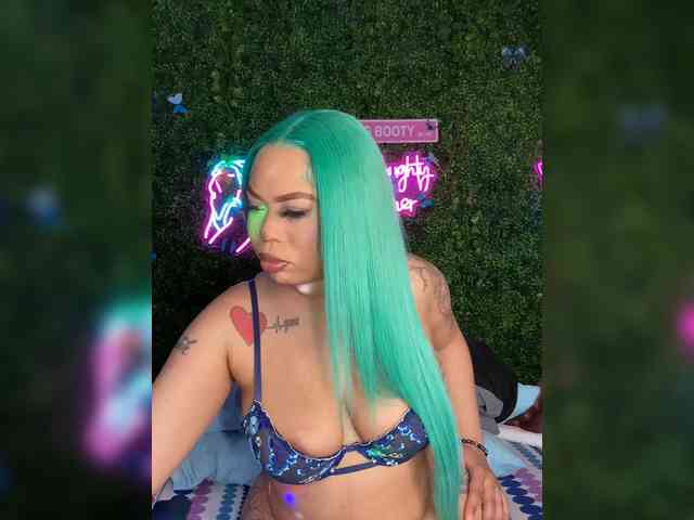 SarenaSoThick webcam