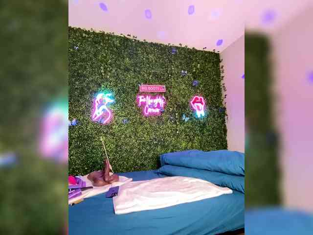 SarenaSoThick webcam